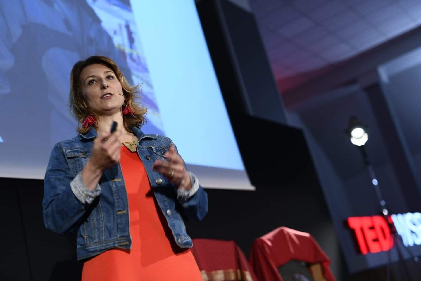 Ewa Suszek podczas wystąpienia na scenie TEDx
